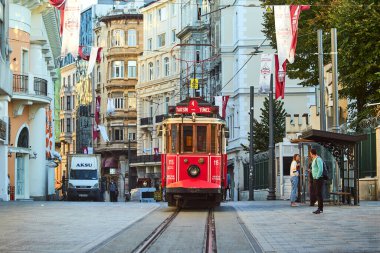 İSTANBUL, TURKEY 11 Ekim 2019: Beyoğlu 'nda geleneksel nostaljik Kızıl Tramvay. İstanbul 'daki Istiklal Caddesi' nde (popüler durak), Taksim Meydanı ile yeraltı demiryolu hattı arasında tramvay hattı çalışıyor. 