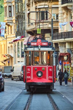 İSTANBUL, TURKEY 11 Ekim 2019: Beyoğlu 'nda geleneksel nostaljik Kızıl Tramvay. İstanbul 'daki Istiklal Caddesi' nde (popüler durak), Taksim Meydanı ile yeraltı demiryolu hattı arasında tramvay hattı çalışıyor. 