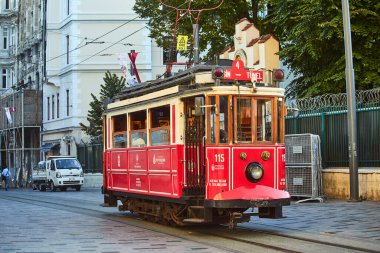 İSTANBUL, TURKEY 11 Ekim 2019: Beyoğlu 'nda geleneksel nostaljik Kızıl Tramvay. İstanbul 'daki Istiklal Caddesi' nde (popüler durak), Taksim Meydanı ile yeraltı demiryolu hattı arasında tramvay hattı çalışıyor. 
