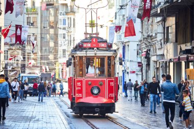 İSTANBUL, TURKEY 11 Ekim 2019: Beyoğlu 'nda geleneksel nostaljik Kızıl Tramvay. İstanbul 'daki Istiklal Caddesi' nde (popüler durak), Taksim Meydanı ile yeraltı demiryolu hattı arasında tramvay hattı çalışıyor. 