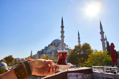 İstanbul 'da bir caminin arka planında bir fincan geleneksel Türk çayı