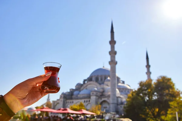 Ένα Φλιτζάνι Παραδοσιακό Τουρκικό Τσάι Στο Χέρι Φόντο Ένα Τζαμί — Φωτογραφία Αρχείου