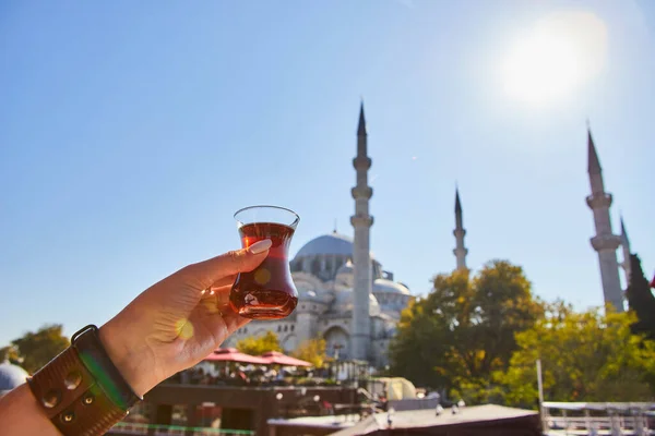 Eine Tasse Traditionellen Türkischen Tees Der Hand Vor Dem Hintergrund — Stockfoto