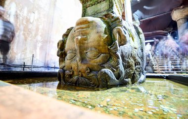 İstanbul, Türkiye - 10 Ekim 2019: Bazilika Sarayı (Türkçe: Yerebatan Sarayi - Batık Saray) İstanbul, Türkiye 'de Romalılar tarafından 532 yılında inşa edilen yeraltı sarnıçı