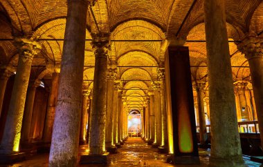 İstanbul, Türkiye - 10 Ekim 2019: Bazilika Sarayı (Türkçe: Yerebatan Sarayi - Batık Saray) İstanbul, Türkiye 'de Romalılar tarafından 532 yılında inşa edilen yeraltı sarnıçı