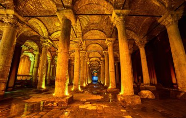 İstanbul, Türkiye - 10 Ekim 2019: Bazilika Sarayı (Türkçe: Yerebatan Sarayi - Batık Saray) İstanbul, Türkiye 'de Romalılar tarafından 532 yılında inşa edilen yeraltı sarnıçı