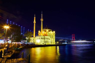 Ortaköy Camii ve Boğaziçi Köprüsü (15 Temmuz Şehitler Köprüsü) gece manzarası. İstanbul, Türkiye
