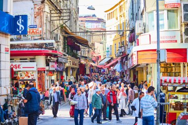ISTANBUL / TURKEY - 10 Ekim 2019: İnsanlar ve turistler Mısır Çarşısı veya Baharat Pazarı 'nda alışveriş yapıyorlar. Stanbuldaki en eski kapalı pazarlardan biri. Türk lezzetleri, baharatlar, fındıklar, tatlılar ve hatıralar.