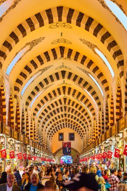 ISTANBUL / TURKEY - 10 Ekim 2019: İnsanlar ve turistler Mısır Çarşısı veya Baharat Pazarı 'nda alışveriş yapıyorlar. Stanbuldaki en eski kapalı pazarlardan biri. Türk lezzetleri, baharatlar, fındıklar, tatlılar ve hatıralar.