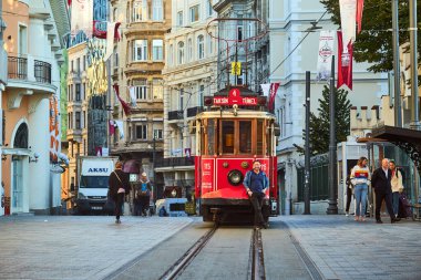 İSTANBUL, TURKEY 11 Ekim 2019: Beyoğlu 'nda geleneksel nostaljik Kızıl Tramvay. İstanbul 'daki Istiklal Caddesi' nde (popüler durak), Taksim Meydanı ile yeraltı demiryolu hattı arasında tramvay hattı çalışıyor. 