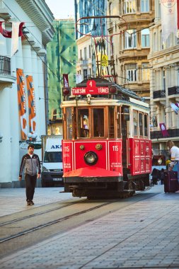İSTANBUL, TURKEY 11 Ekim 2019: Beyoğlu 'nda geleneksel nostaljik Kızıl Tramvay. İstanbul 'daki Istiklal Caddesi' nde (popüler durak), Taksim Meydanı ile yeraltı demiryolu hattı arasında tramvay hattı çalışıyor. 