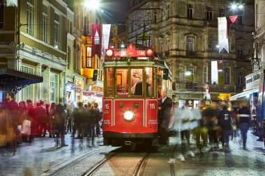 İSTANBUL, TURKEY 11 Ekim 2019: Beyoğlu 'nda geleneksel nostaljik Kızıl Tramvay. İstanbul 'daki Istiklal Caddesi' nde (popüler durak), Taksim Meydanı ile yeraltı demiryolu hattı arasında tramvay hattı çalışıyor. 