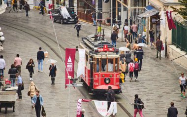 İSTANBUL, TURKEY 11 Ekim 2019: Beyoğlu 'nda geleneksel nostaljik Kızıl Tramvay. İstanbul 'daki Istiklal Caddesi' nde (popüler durak), Taksim Meydanı ile yeraltı demiryolu hattı arasında tramvay hattı çalışıyor. 