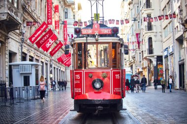 İSTANBUL, TURKEY 11 Ekim 2019: Beyoğlu 'nda geleneksel nostaljik Kızıl Tramvay. İstanbul 'daki Istiklal Caddesi' nde (popüler durak), Taksim Meydanı ile yeraltı demiryolu hattı arasında tramvay hattı çalışıyor. 