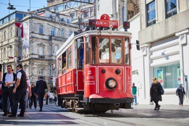 İSTANBUL, TURKEY 11 Ekim 2019: Beyoğlu 'nda geleneksel nostaljik Kızıl Tramvay. İstanbul 'daki Istiklal Caddesi' nde (popüler durak), Taksim Meydanı ile yeraltı demiryolu hattı arasında tramvay hattı çalışıyor. 