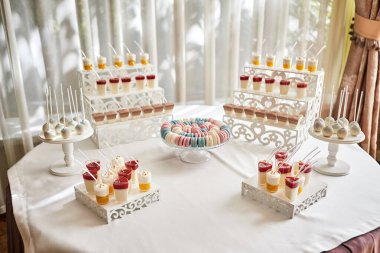 Lezzetli tatlı büfeyle süslenmiş şekerleme ve diğer tatlılar / şekerler, mutlu yıllar konsepti.