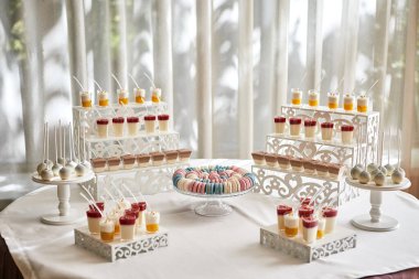 Lezzetli tatlı büfeyle süslenmiş şekerleme ve diğer tatlılar / şekerler, mutlu yıllar konsepti.