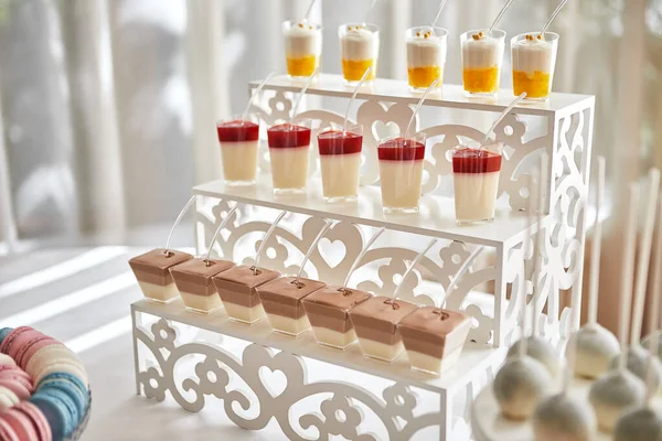 Lezzetli tatlı büfeyle süslenmiş şekerleme ve diğer tatlılar / şekerler, mutlu yıllar konsepti.