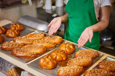 Yerel fırında taze hamur işi ve baget satan çalışanlar