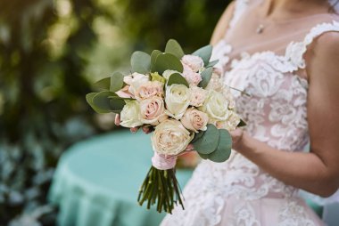 Gelinin elindeki buket, düğün töreninden önce hazırlanan kadın.