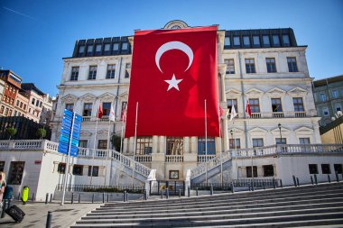 İSTANBUL / TURKEY - 14 Ekim 2019: İstanbul 'da Türkiye bayrağı ve Beyoğlu Belediyesi görüşü - seyahat arkaplanı
