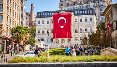 İSTANBUL / TURKEY - 14 Ekim 2019: İstanbul 'da Türkiye bayrağı ve Beyoğlu Belediyesi görüşü - seyahat arkaplanı