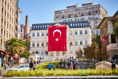 İSTANBUL / TURKEY - 14 Ekim 2019: İstanbul 'da Türkiye bayrağı ve Beyoğlu Belediyesi görüşü - seyahat arkaplanı