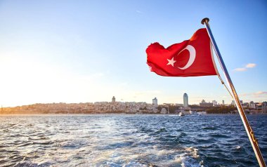 Feribottan Türkiye bayrağı ve İstanbul manzarası - seyahat arkaplanı