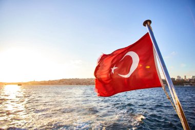 Feribottan Türkiye bayrağı ve İstanbul manzarası - seyahat arkaplanı