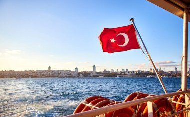 Feribottan Türkiye bayrağı ve İstanbul manzarası - seyahat arkaplanı