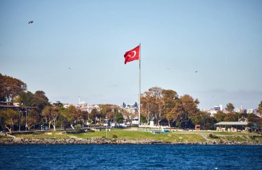 Feribottan Türkiye bayrağı ve İstanbul manzarası - seyahat arkaplanı