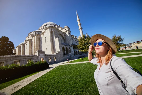 Feliz Mulher Atraente Turista Chapéu Posando Contra Fundo Mesquita Suleymaniye — Fotografia de Stock