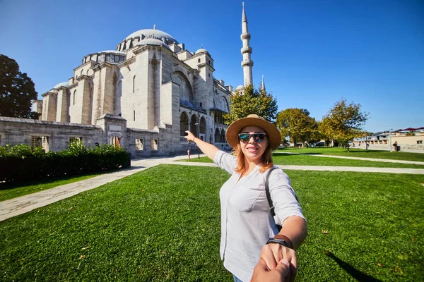 Sigam Uma Turista Chapéu Leva Sua Amiga Mesquita Turca Suleymaniye — Fotografia de Stock