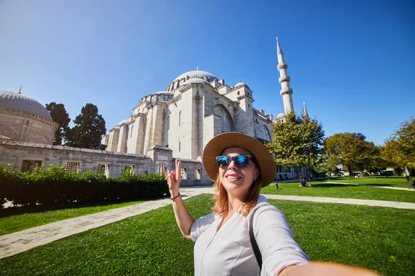 Glückliche Attraktive Touristin Mit Hut Posiert Vor Dem Hintergrund Der — Stockfoto