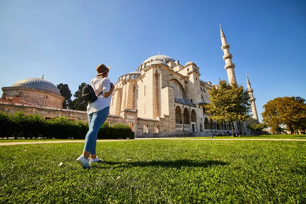 Щаслива Приваблива Жінка Туристка Капелюсі Протистоїть Фону Мечеті Сулейманіє Стамбул — стокове фото