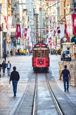 İSTANBUL, TURKEY 11 Ekim 2019: Beyoğlu 'nda geleneksel Kızıl Tramvay. İstanbul 'daki Istiklal Caddesi' nde (popüler durak), Taksim Meydanı ile yeraltı demiryolu hattı arasındaki tramvay hattı işlemektedir.. 