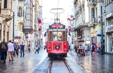 İSTANBUL, TURKEY 11 Ekim 2019: Beyoğlu 'nda geleneksel Kızıl Tramvay. İstanbul 'daki Istiklal Caddesi' nde (popüler durak), Taksim Meydanı ile yeraltı demiryolu hattı arasındaki tramvay hattı işlemektedir.. 