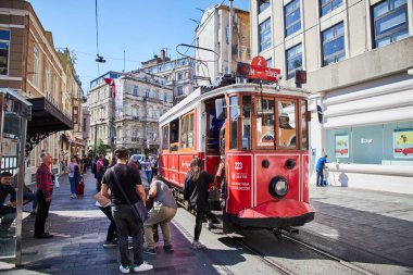 İSTANBUL, TURKEY 11 Ekim 2019: Beyoğlu 'nda geleneksel Kızıl Tramvay. İstanbul 'daki Istiklal Caddesi' nde (popüler durak), Taksim Meydanı ile yeraltı demiryolu hattı arasındaki tramvay hattı işlemektedir.. 