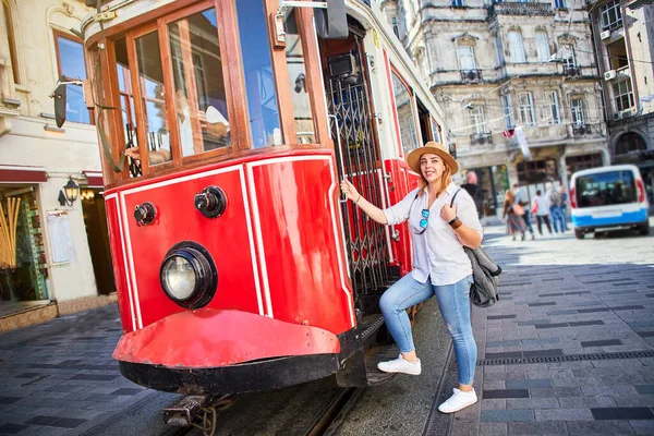 Schöne Junge Touristin Mit Hut Posiert Vor Der Taksim Straßenbahn — Stockfoto