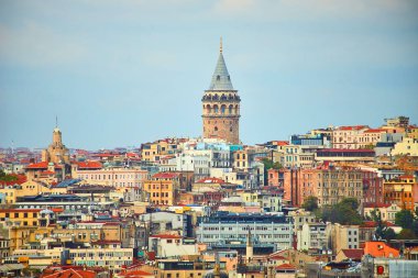 Türkiye 'de Galata Kulesi ile İstanbul şehir manzarası. Beyoğlu 'nun Avrupa yakasındaki tarihi Türk simgesi. Konstantinople 'nin mimarisi. Ceneviz tarafından yapılmış tarihi bir yer.
