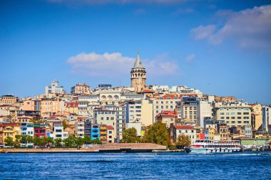 Türkiye 'de Galata Kulesi ile İstanbul şehir manzarası. Beyoğlu 'nun Avrupa yakasındaki tarihi Türk simgesi. Konstantinople 'nin mimarisi. Ceneviz tarafından yapılmış tarihi bir yer.