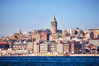 Türkiye 'de Galata Kulesi ile İstanbul şehir manzarası. Beyoğlu 'nun Avrupa yakasındaki tarihi Türk simgesi. Konstantinople 'nin mimarisi. Ceneviz tarafından yapılmış tarihi bir yer.