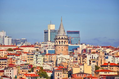 Türkiye 'de Galata Kulesi ile İstanbul şehir manzarası. Beyoğlu 'nun Avrupa yakasındaki tarihi Türk simgesi. Konstantinople 'nin mimarisi. Ceneviz tarafından yapılmış tarihi bir yer.