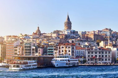 Türkiye 'de Galata Kulesi ile İstanbul şehir manzarası. Beyoğlu 'nun Avrupa yakasındaki tarihi Türk simgesi. Konstantinople 'nin mimarisi. Ceneviz tarafından yapılmış tarihi bir yer.