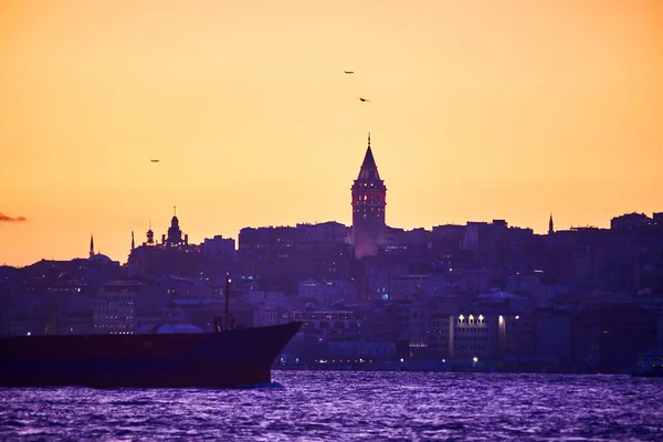 伊斯坦布尔城市景观在土耳其与Galata Kulesi塔 土耳其古代著名的地标在碧昂鲁地区 欧洲一侧的城市 君士坦丁堡的建筑 热那亚的历史建筑 — 图库照片