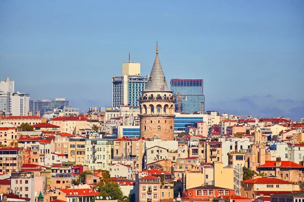 伊斯坦布尔城市景观在土耳其与Galata Kulesi塔 土耳其古代著名的地标在碧昂鲁地区 欧洲一侧的城市 君士坦丁堡的建筑 热那亚的历史建筑 — 图库照片