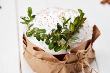 Beyaz ahşap arka planda Paskalya pastası geleneksel Kulich, Paska kutlamaya hazır.