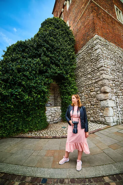 Jeune Femme Élégante Promenades Touristiques Fait Une Photo Dans Château — Photo