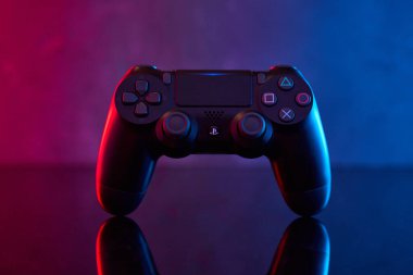 Vinnitsa, Ukrayna - Nisan 03, 2020. Sony Playstation 4 (PS4) DualShock 4 denetleyici, video oyunu joystick veya oyun platformu. Stüdyo çekimini kapat.
