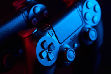 Vinnitsa, Ukrayna - Nisan 03, 2020. Sony Playstation 4 (PS4) DualShock 4 denetleyicileri, video oyunu joystikleri veya oyun platformu. Stüdyo çekimini kapat.